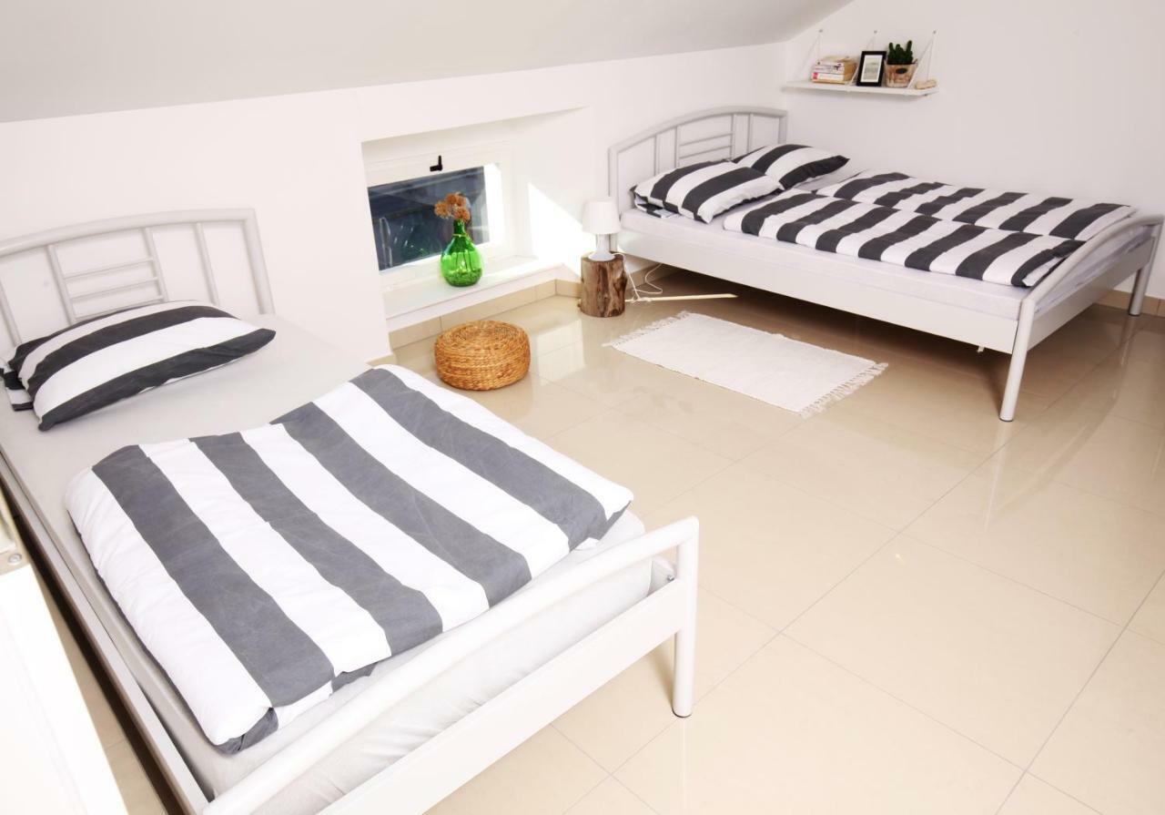 Eagle'S Nest Hostel โพสโตยนา ภายนอก รูปภาพ