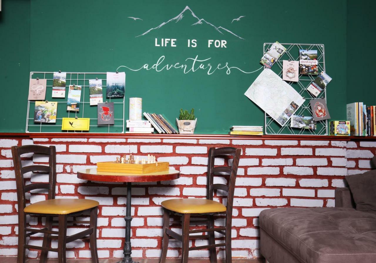 Eagle'S Nest Hostel โพสโตยนา ภายนอก รูปภาพ